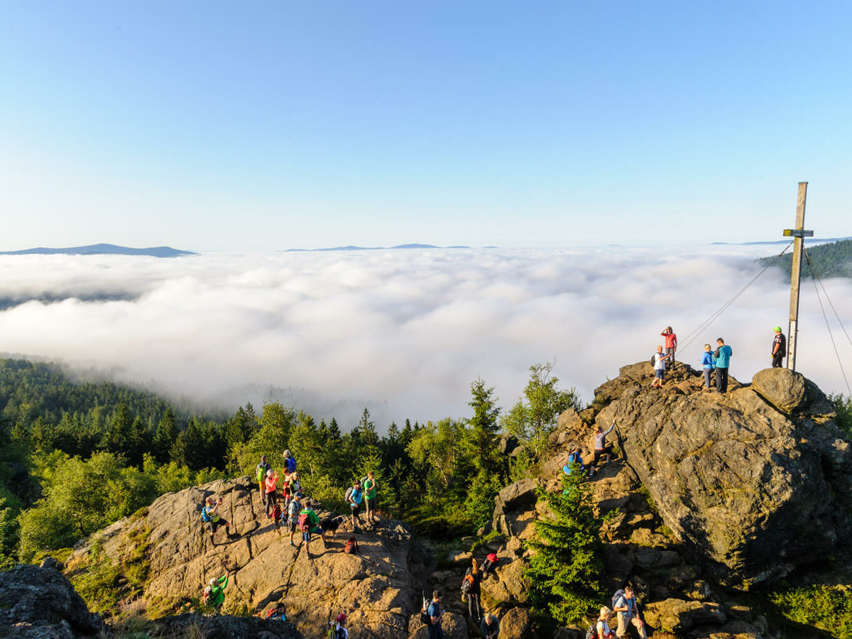 Gipfelkreuz am Silberberg und im Tal der Nebel
