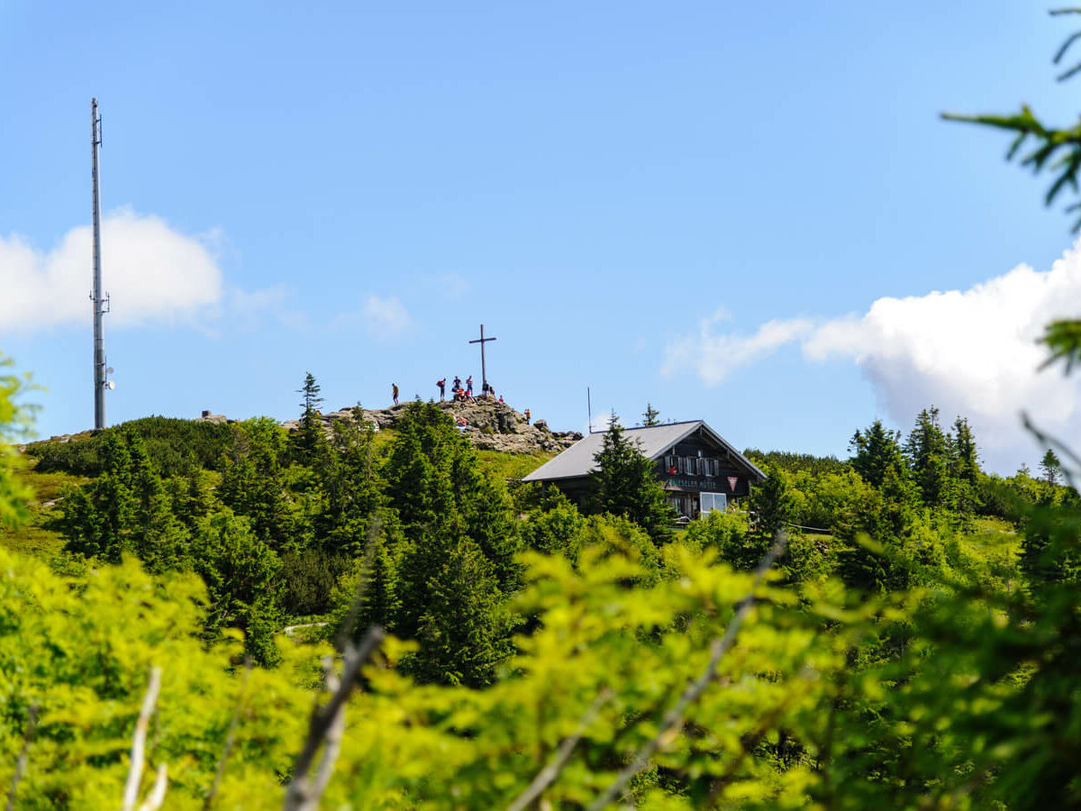 Großer Arber mit Zwieseler Hütte und Gipfelkreuz